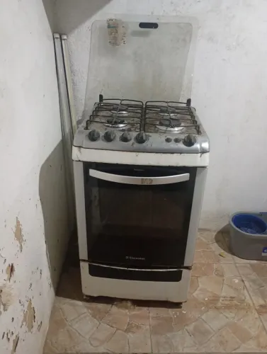 Fogão Eletrolux 4 bocas,com forno . 200,00