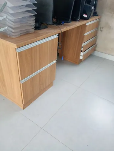Armário com 3 gavetas de cada lado,