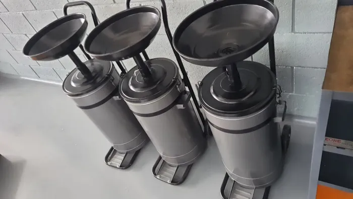 2 Coletores de óleo automotivo 50 lts jactoi 4 obs valor do anuncio unitario com rodizio.