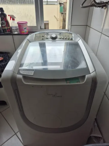Vende-se lava e seca