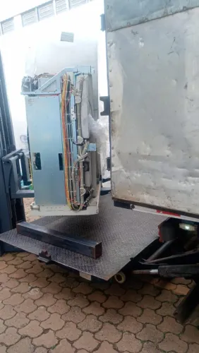 Caminhão com plataforma hidráulica faço fretes