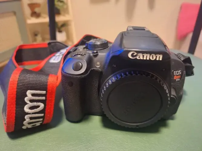 Canon T5i DLSR + 5 Baterias + Bolsa + Cartão 32GB - Acompanha caixa original
