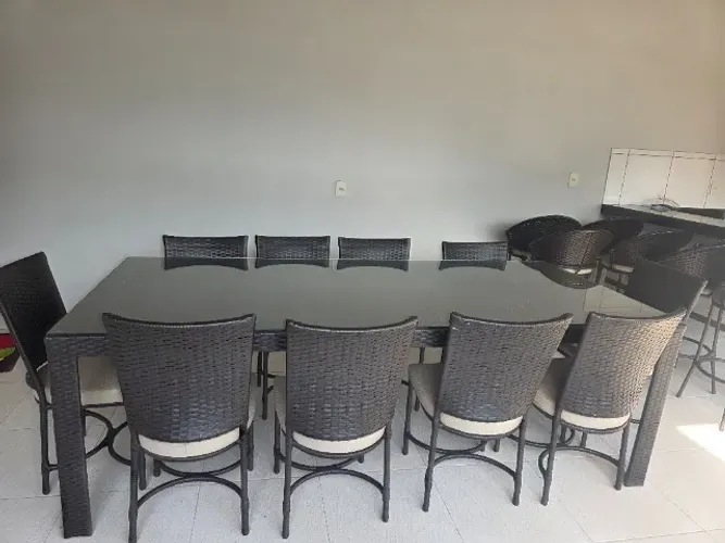 Mesa de área com 10 cadeiras estofadas
