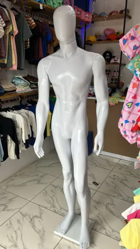 VENDO MANEQUIM MASCULINO BOMBADO