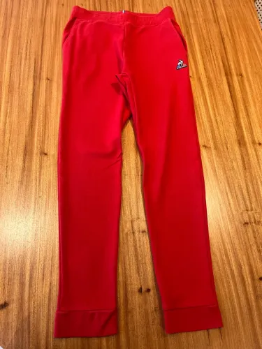 Calça lecoq vermelha em estado novo 