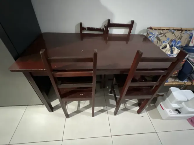Mesa de madeira 200 reais (pode levar as cadeiras se quiser 
