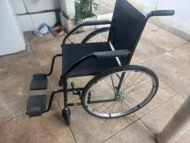Vendo cadeira de rodas nova