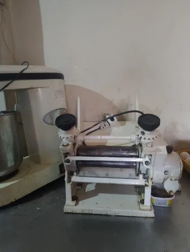 Vendo batedeira industrial e cilindro de massa pastel em excelente estado OPORTUNIDADE.