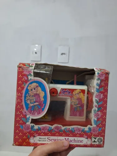 Máquina de costura de brinquedo anos 70 com a caixa vintage raridade antiga