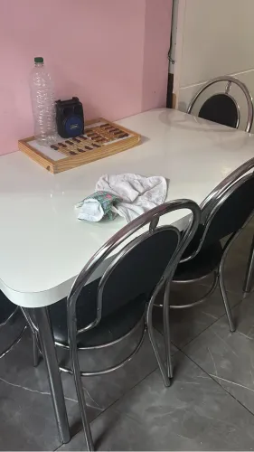 Cama com colchão, guarda roupa, Armário e mesa com cadeiras