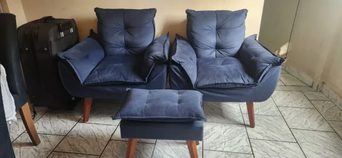 Kit com 2 Poltronas Opala Decorativas + 1 Puff em Suede