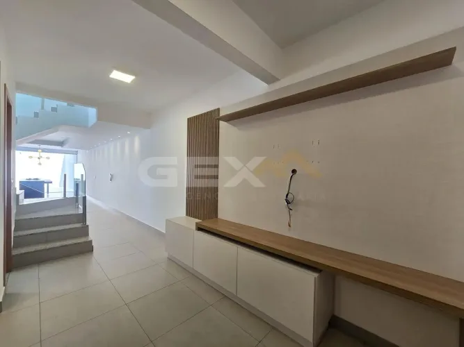 Casa Duplex à venda no bairro São Roque, 3 quartos sendo 1 suíte com closet.