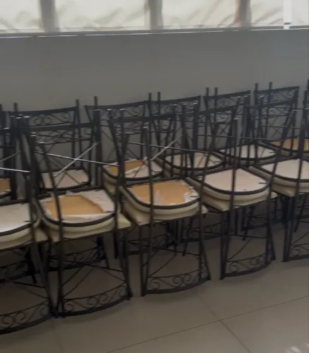 Mesas e cadeiras pra festa salão igreja