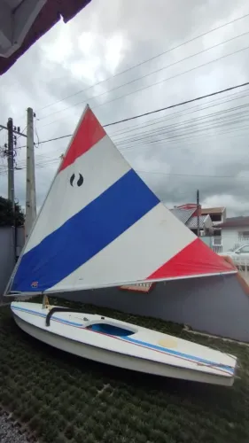 Veleiro completo, pronto para velejar, com carretinha para transporte.