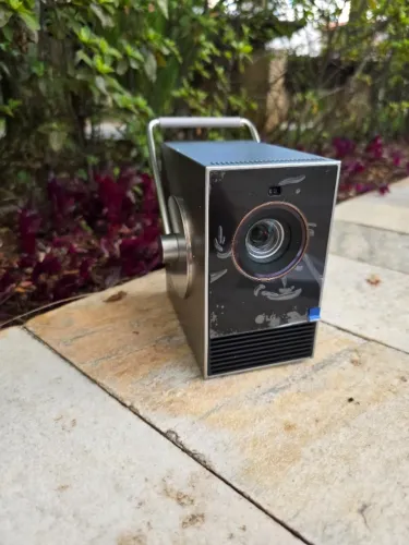 Projetor Laser LG Cinebeam Q 4K Smart Portátil HU710PB