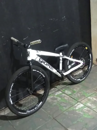 Bicicleta Gios(menos de 1 ano de uso) peças excelentes, guidão zoom 2010 e cubos pro7