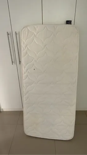 Mini cama montessoriana com colchão