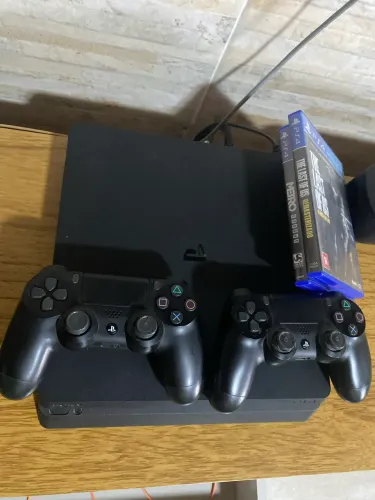 Vendo PS4 Slim com 2 controles e 1TB ou troco por PS5 com volta.