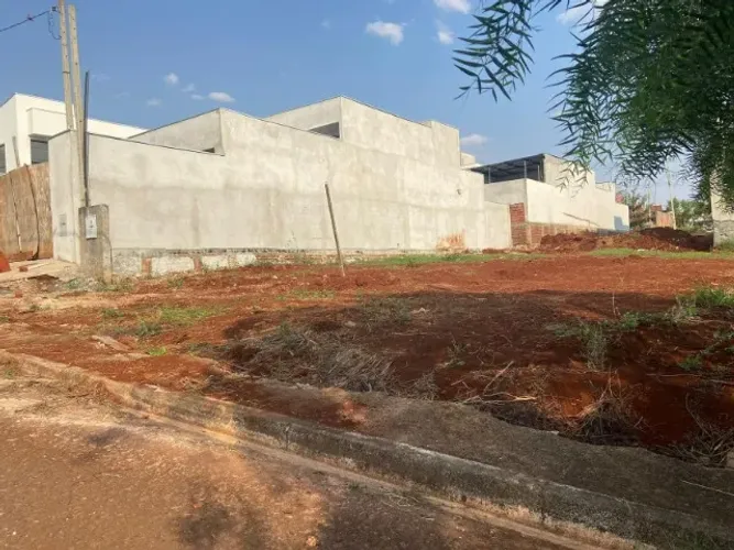 Terreno com 200 metros no Jardim Oriental Maringá