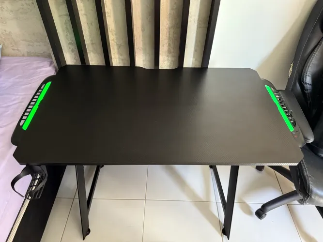 Mesa Gamer DN20 RGB de 1.2 metros, da marca Draxen. Com led