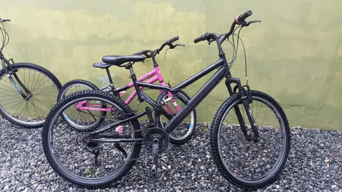 Bicicleta preta usada