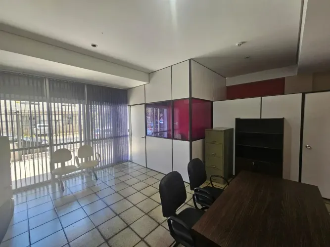 Sala comercial mobiliada para aluguel possui 50 m2 na Rua 15 esq com Rua 18 no Setor Centr