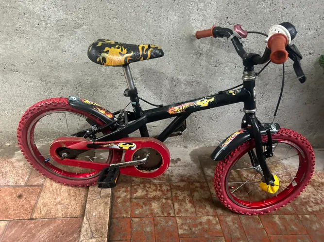 Bicicleta infantil Hot Weels preto aro 16