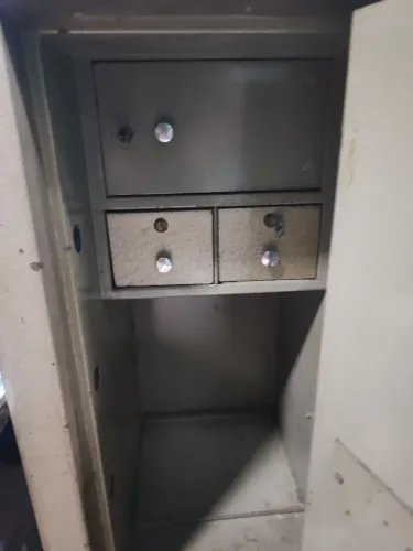 Vendo lindo cofre funcionando no segredo