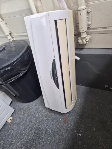 As condicionado split 7000 btus frio , revisado com gás.  Sem controle.