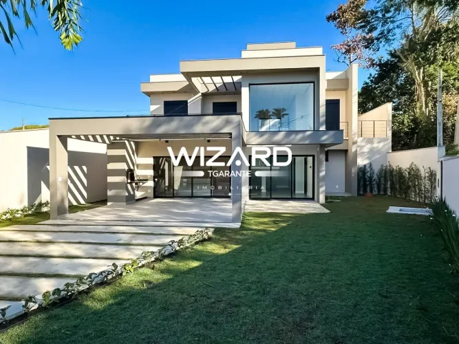 Casa para venda com três quartos, suíte e closet
