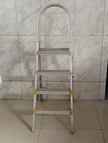 Escada de alumínio 4 degraus
