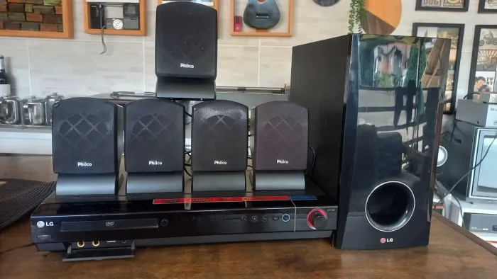 Home Theather LG , saída Hdmi,  Rca e Óptica possui Rádio FM e entrada USB, cd com defeito