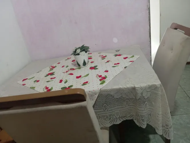 Mesa com com quatro cadeiras