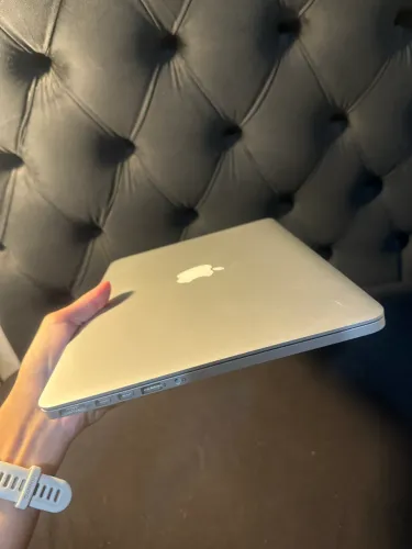 MacBook Pro tela retina, apenas 196 ciclos de bateria. 