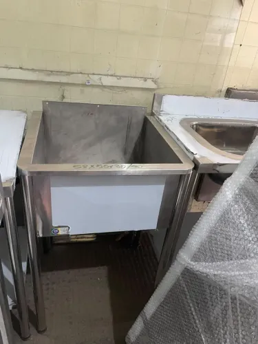 Tanque em inox com pés