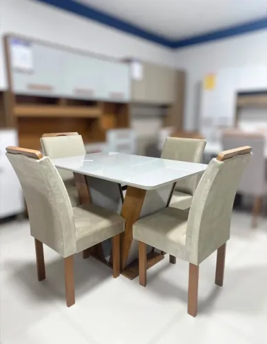 Mesa de Jantar com 04 cadeira