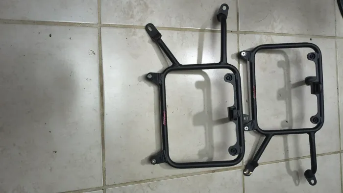 Suporte de Alforges marca Chapam para baús laterais GIVI