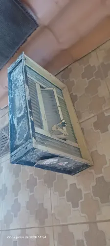 Janela para banheiro com vidros instalados 