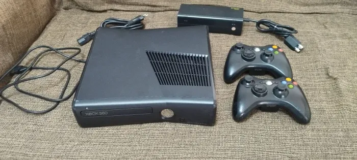 Xbox 360 Destravado com 2 controles, Kinect e 80 jogos