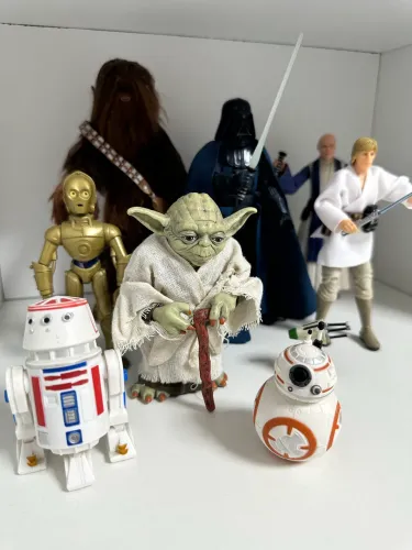 Star Wars com 9 Personagens - Vader, Yoda, Luke, Chewbacca + Droids