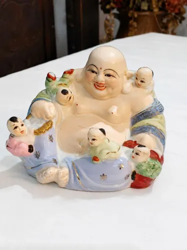 ESTATUETA DE BUDA EM PORCELANA