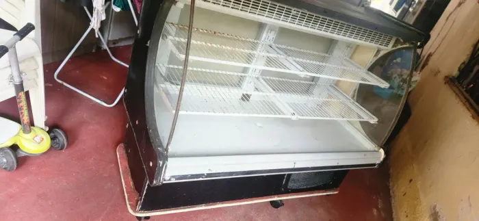exposito frio de bebidas bolos e doce