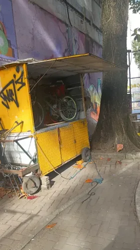 Vende-se Barraca de ferro, bicicleta de carga e bicicleta comum