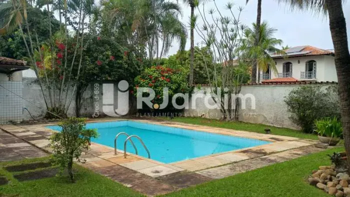 Casa com Piscina, Sauna e 4 Quartos no Condomínio Santa Marina | Barra da Tijuca