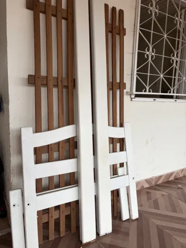 Cama de solteiro em madeira