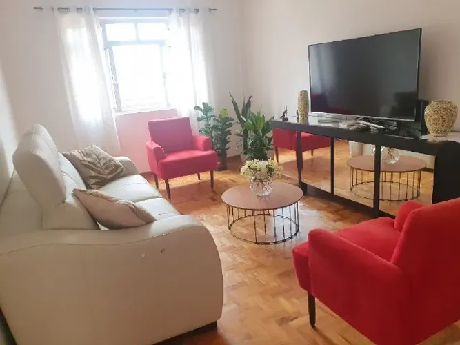 Quarto em apartamento para uma moça de familia.