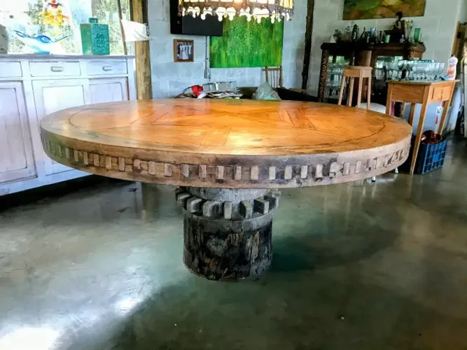 Mesa de jantar redonda (centenária)