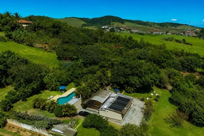 Chácara Completa no Parque Caeté com Piscina, Campo de Futebol e Vista para o Lago