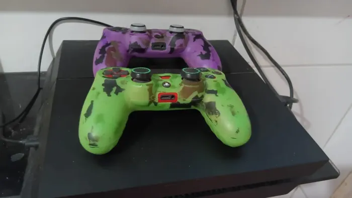 Vendo ps4 FAT com dois controles e jogos em cd 