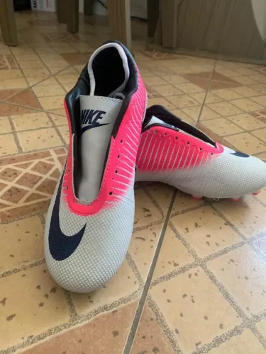 Chuteira com trava da nike , costurada na sola. inclui cadarços 3 sapatilhas  e meião 